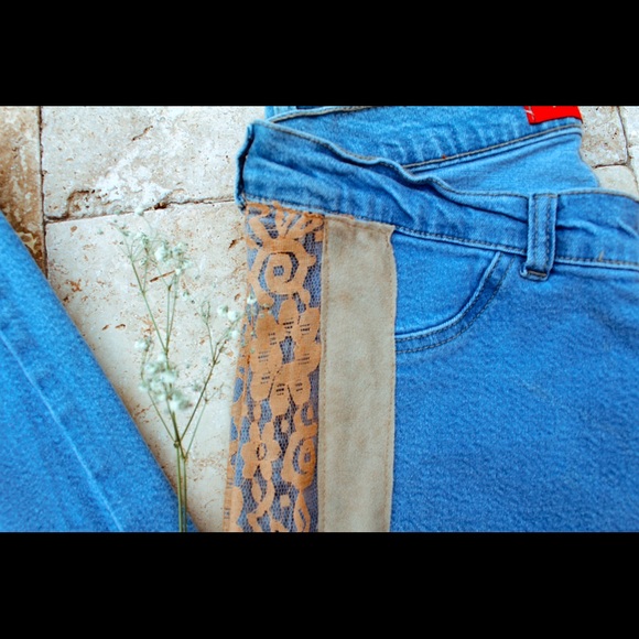 Mc Kay Jeans with fringe and lace embroidery. - Picture 2 of 4